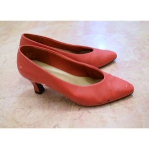 SOFT FLEXIBLE BY HIGHLIGHTS Vintage Pink Pointed Heels | Size 6.5